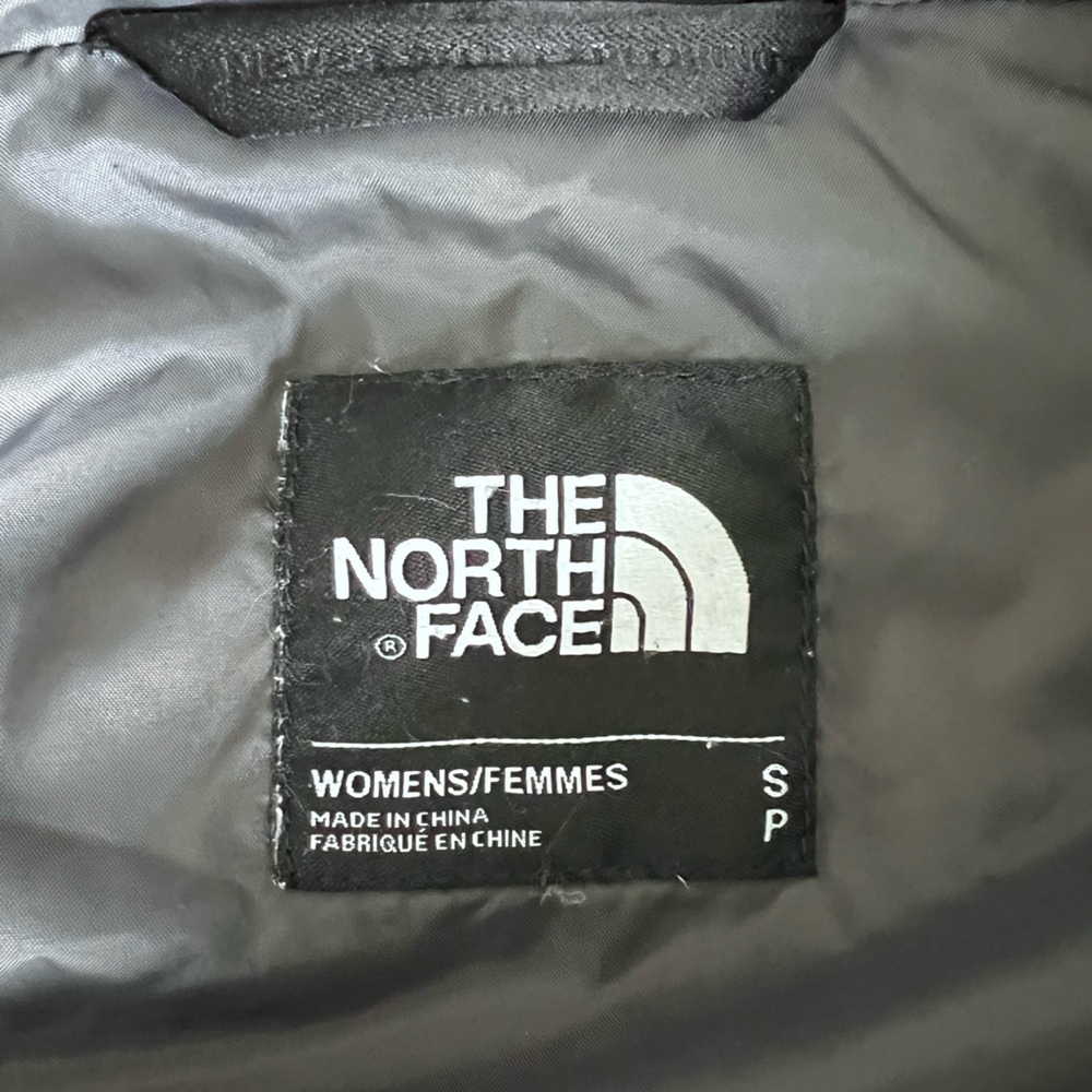 The North Face Women's Charcoal Puffer Jacket - Picture 13 of 14